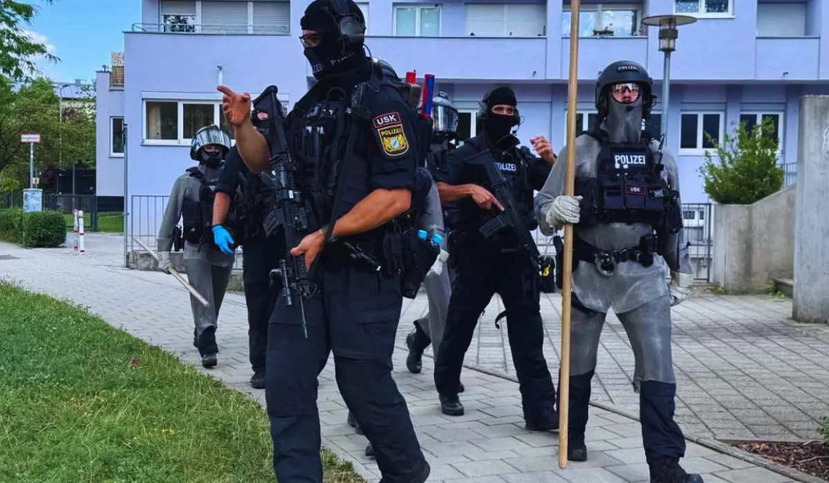 Polizei vor der HypoVereinsbank-Filiale nach tödlichem Messerangriff in Regensburg