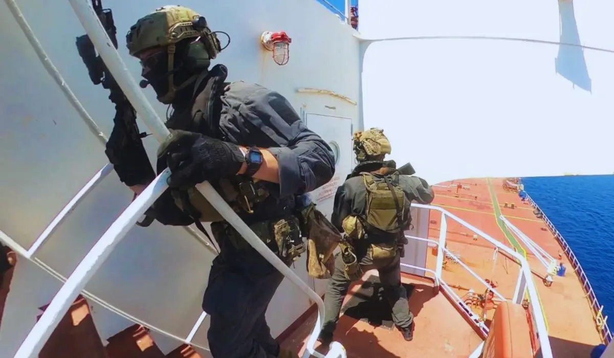 Französische Soldaten auf dem russischen Öltanker Deliver während der Kontrolle